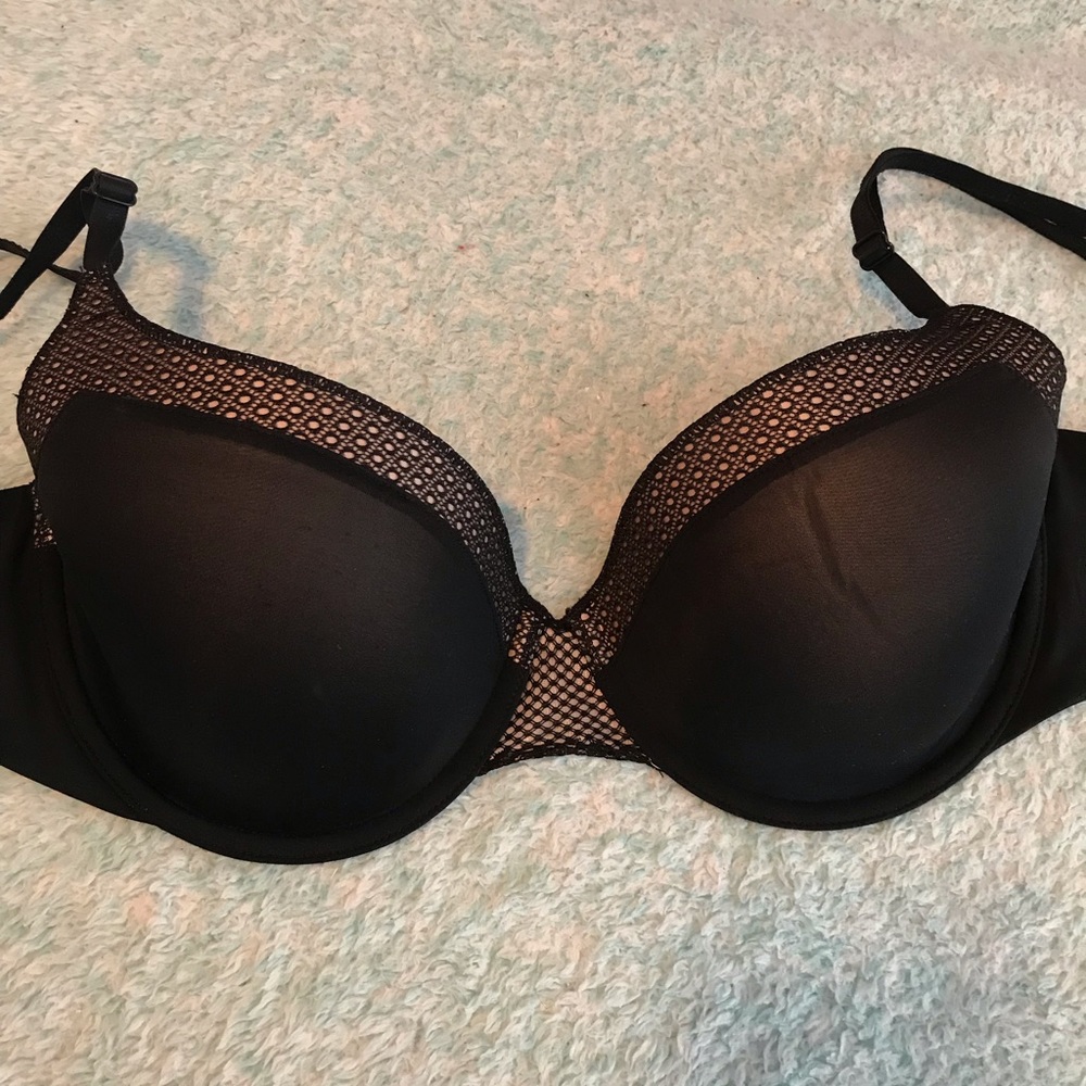 Like new 34DD Victoria’s Secret bra